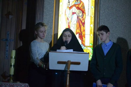 Хто здалеку приходить до Спасителя, хто знайдений на перехресті розпачу, той не соромиться до ніг Христа схилитися … Хто здалеку приходить до Спасителя, хто знайдений на перехресті розпачу, той не соромиться до ніг Христа схилитися …