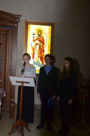Хто здалеку приходить до Спасителя, хто знайдений на перехресті розпачу, той не соромиться до ніг Христа схилитися … Хто здалеку приходить до Спасителя, хто знайдений на перехресті розпачу, той не соромиться до ніг Христа схилитися …