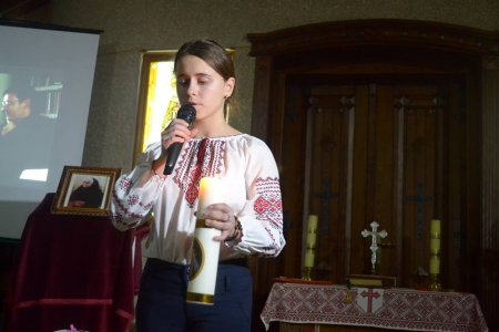 Хто здалеку приходить до Спасителя, хто знайдений на перехресті розпачу, той не соромиться до ніг Христа схилитися … Хто здалеку приходить до Спасителя, хто знайдений на перехресті розпачу, той не соромиться до ніг Христа схилитися …
