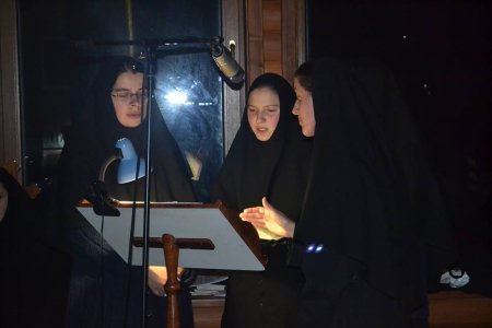 Хто здалеку приходить до Спасителя, хто знайдений на перехресті розпачу, той не соромиться до ніг Христа схилитися … Хто здалеку приходить до Спасителя, хто знайдений на перехресті розпачу, той не соромиться до ніг Христа схилитися …