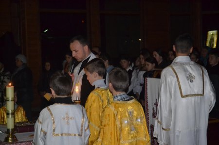 Хто здалеку приходить до Спасителя, хто знайдений на перехресті розпачу, той не соромиться до ніг Христа схилитися … Хто здалеку приходить до Спасителя, хто знайдений на перехресті розпачу, той не соромиться до ніг Христа схилитися …