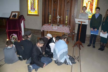 Хто здалеку приходить до Спасителя, хто знайдений на перехресті розпачу, той не соромиться до ніг Христа схилитися … Хто здалеку приходить до Спасителя, хто знайдений на перехресті розпачу, той не соромиться до ніг Христа схилитися …